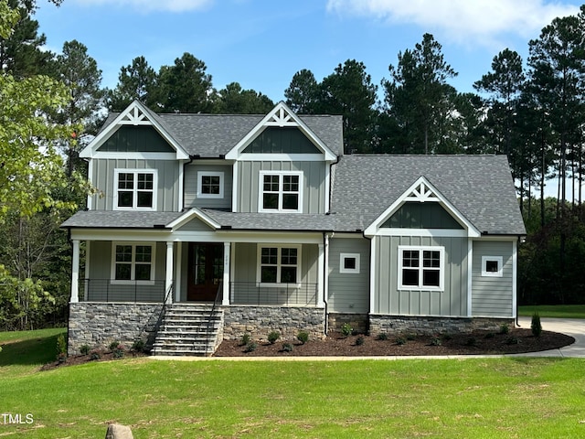 craftsman-style house featuring a front lawn and covered porch