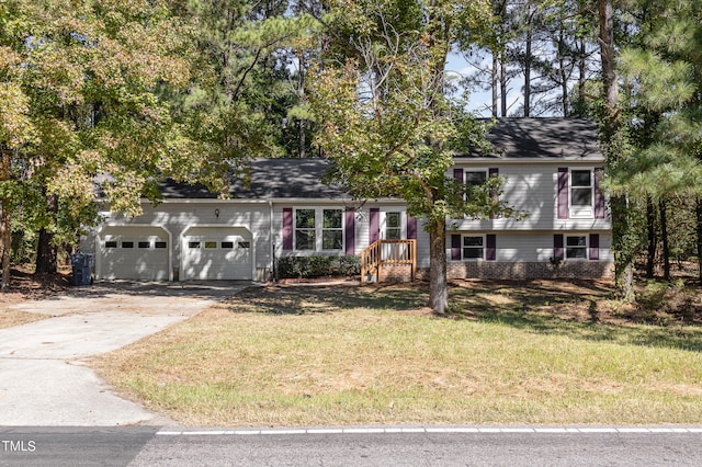 view of front of house featuring a front lawn and a garage