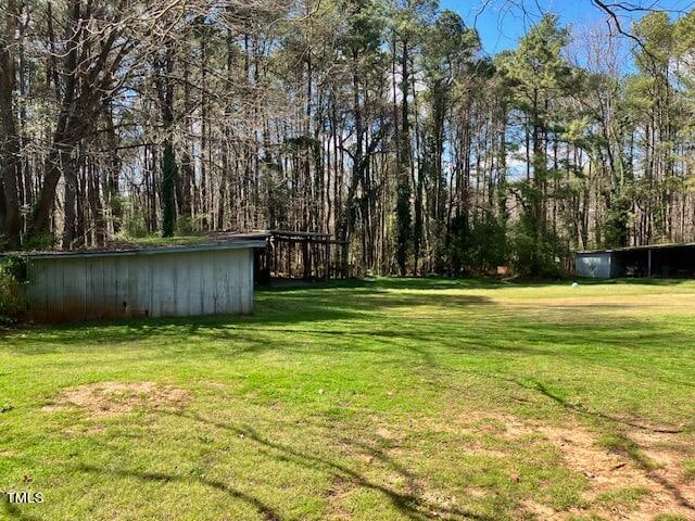 view of yard with an outdoor structure