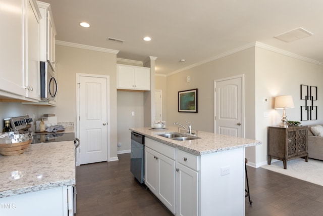 kitchen featuring dark wood-type flooring, appliances with stainless steel finishes, white cabinets, a kitchen island with sink, and sink