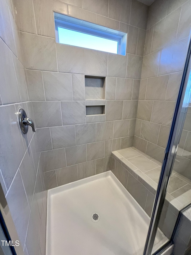 bathroom featuring a tile shower