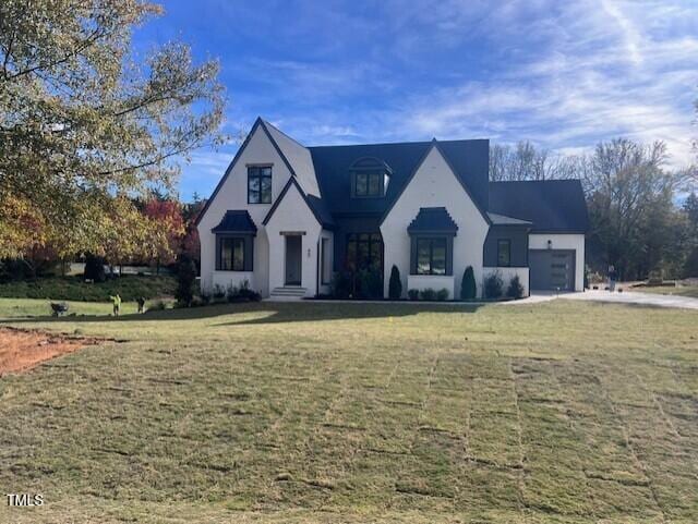 view of front of house featuring a front lawn and a garage