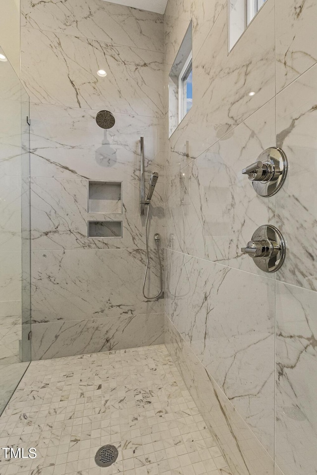 bathroom featuring a tile shower