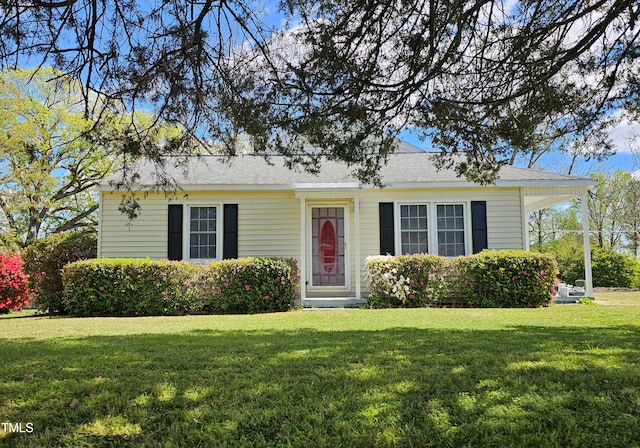 view of front of home featuring a front lawn