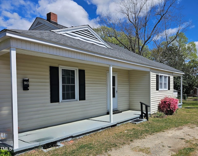 910 Marshall St, Roanoke Rapids, NC 27870 - view of front facade with a porch