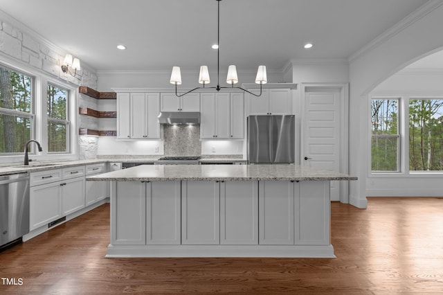 kitchen featuring appliances with stainless steel finishes, dark hardwood / wood-style floors, and a kitchen island