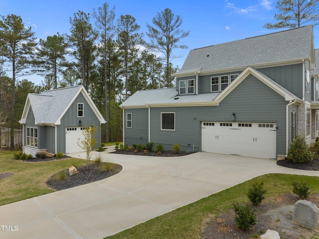 view of front facade with a garage