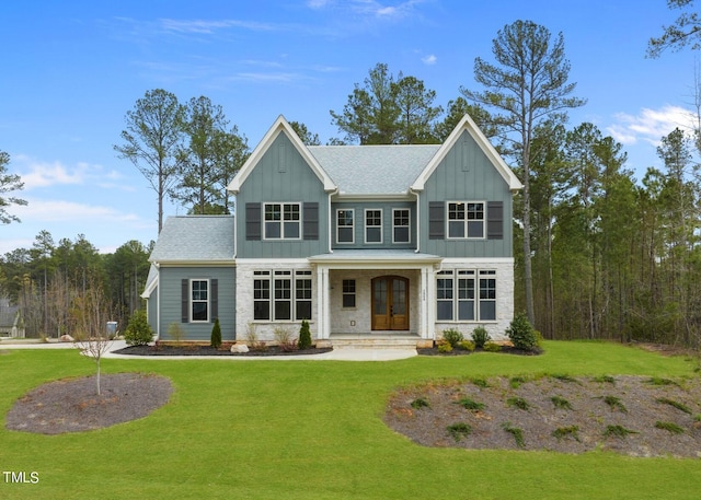 view of front facade featuring a front lawn