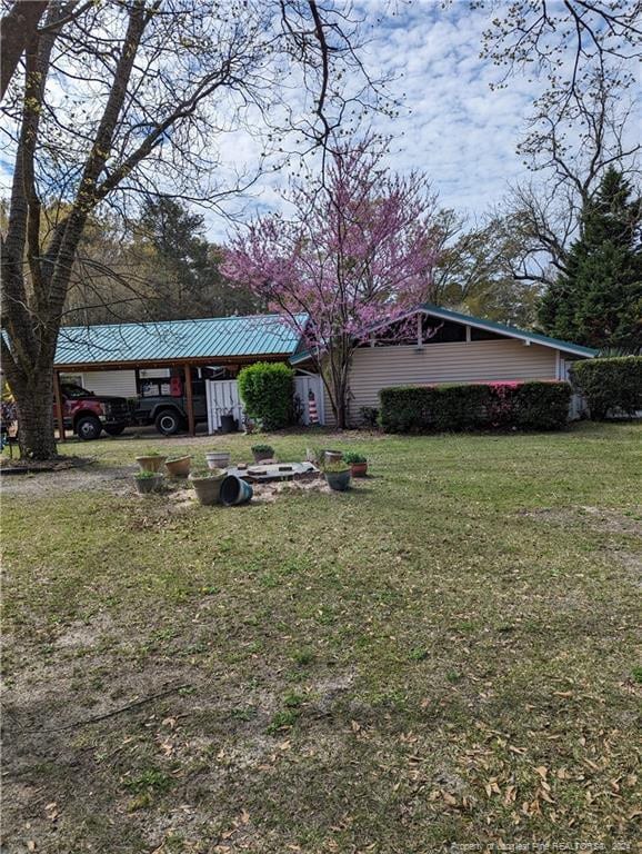 view of yard with an outdoor structure