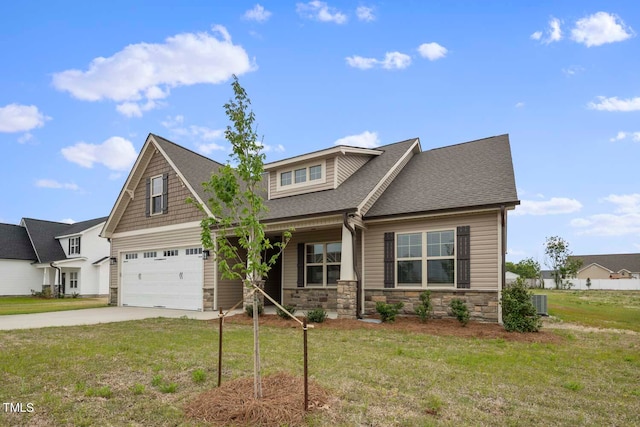 craftsman inspired home featuring a front yard