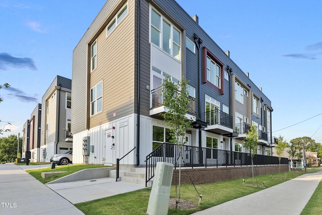 view of building exterior with a residential view