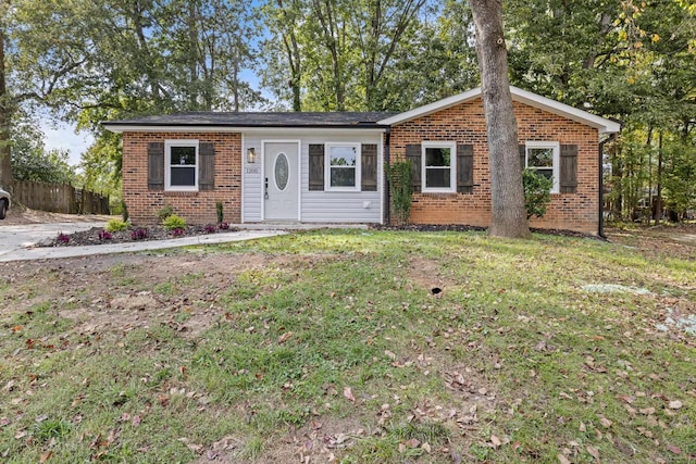 single story home featuring a front lawn