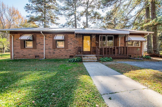 view of front of home featuring a front lawn and covered porch