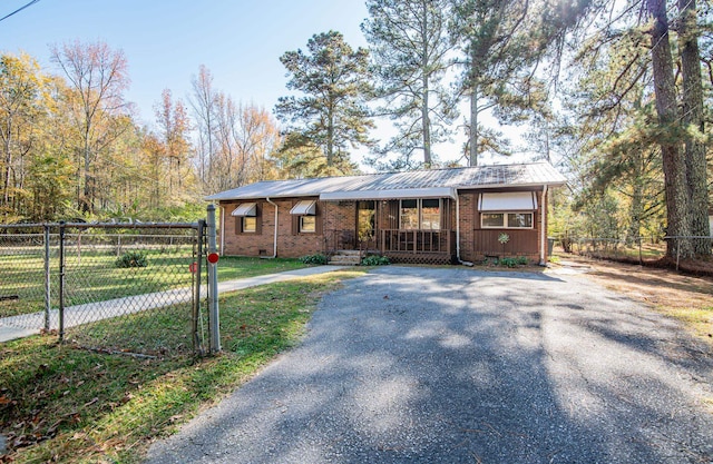 single story home with a front lawn