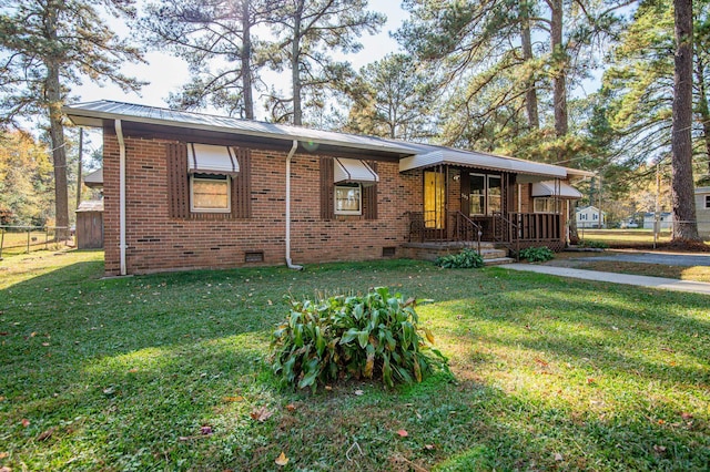 view of front facade featuring a front lawn