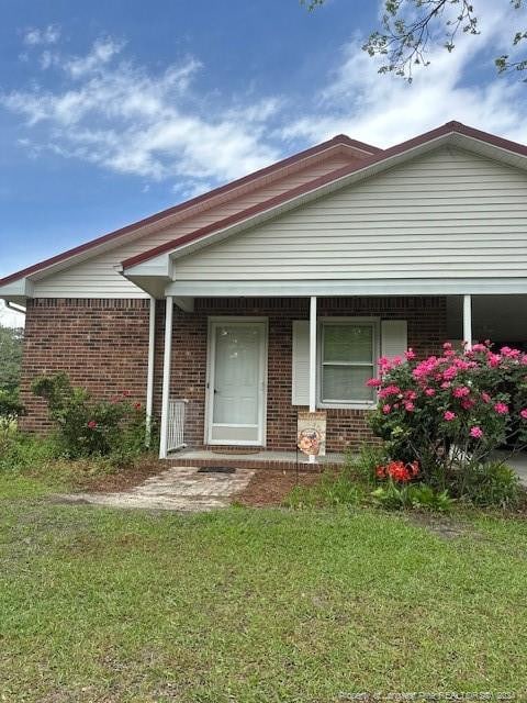 view of front of property with a front yard