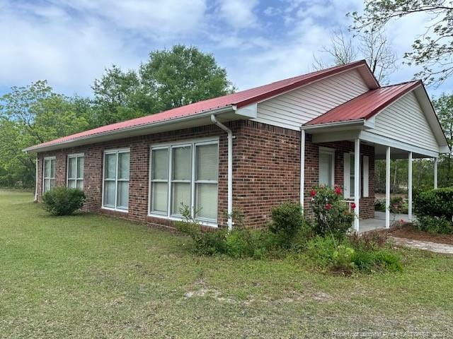 view of front of home with a front yard