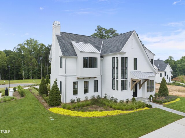 view of front of house featuring a front lawn