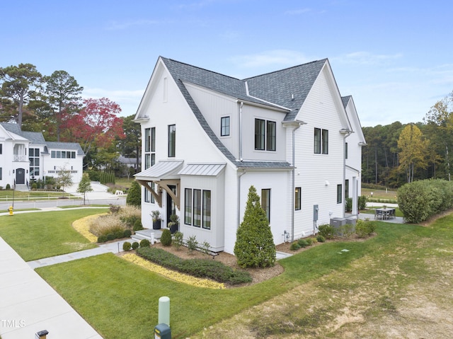 view of front of property featuring a front lawn