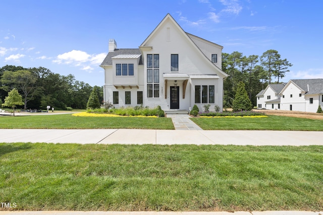 view of front of home featuring a front yard