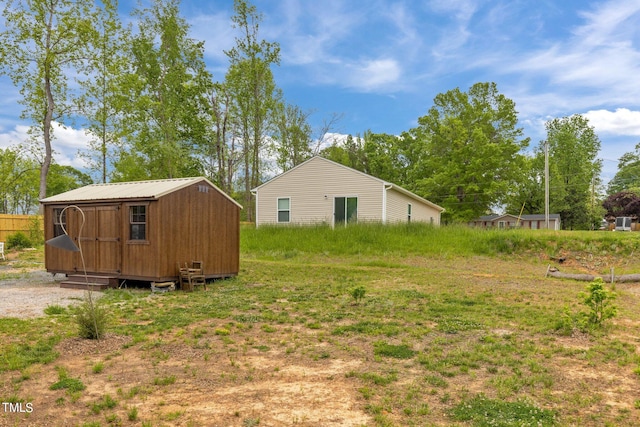 view of yard with a storage shed