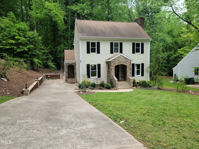 view of front of property featuring a front lawn