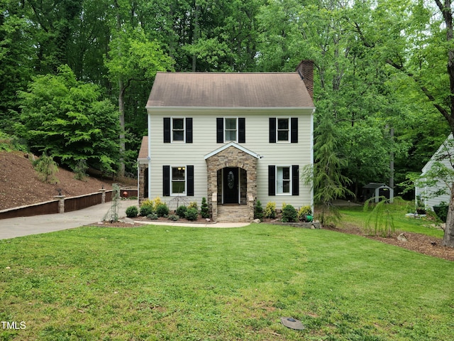 colonial home featuring a front lawn