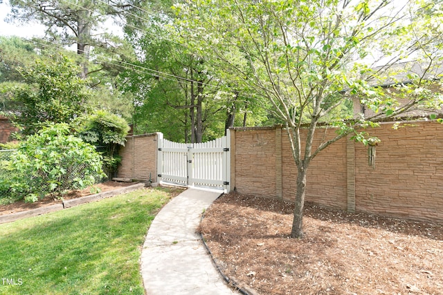 view of gate featuring a lawn