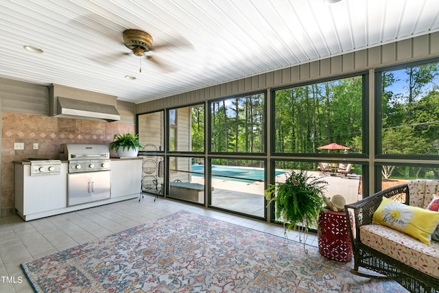 sunroom featuring ceiling fan