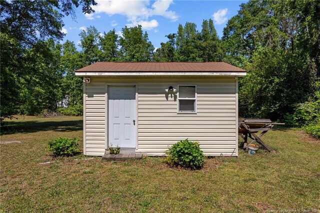 view of outdoor structure featuring a yard