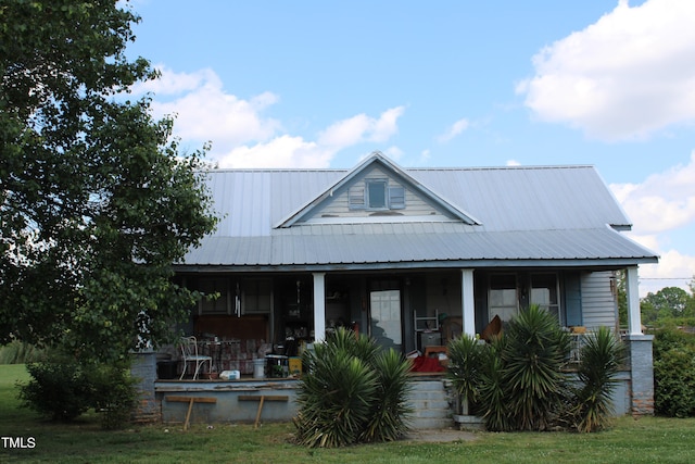 view of front of house with a front lawn and covered porch