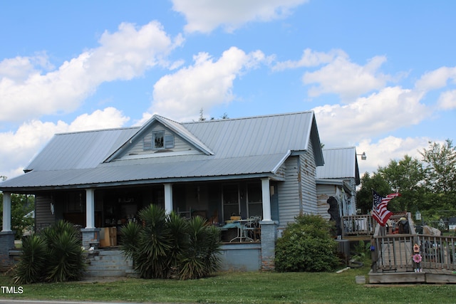 view of front facade featuring a front yard and a porch