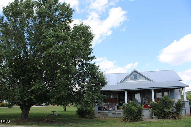 view of front of property featuring covered porch and a front lawn