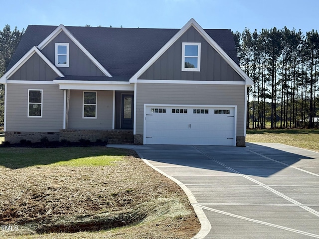 craftsman inspired home featuring a front yard