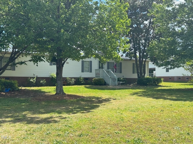 view of front of property featuring a front yard