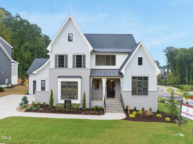 modern farmhouse style home featuring a front lawn