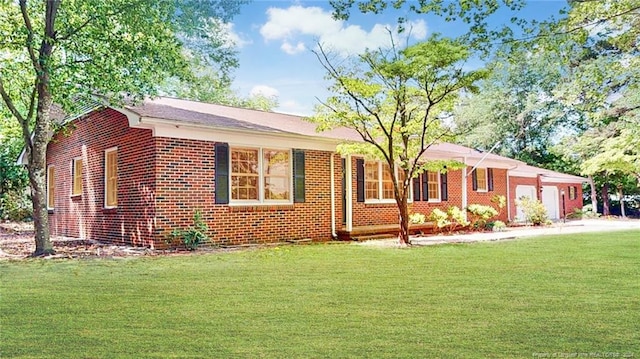 ranch-style home with a front lawn