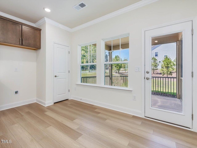 doorway to outside with baseboards, light wood-style flooring, visible vents, and crown molding