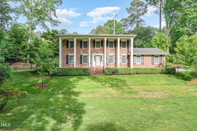 view of front of home featuring a front lawn