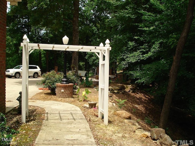 view of yard featuring a pergola