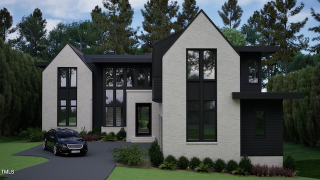 view of front of property featuring a front yard and brick siding