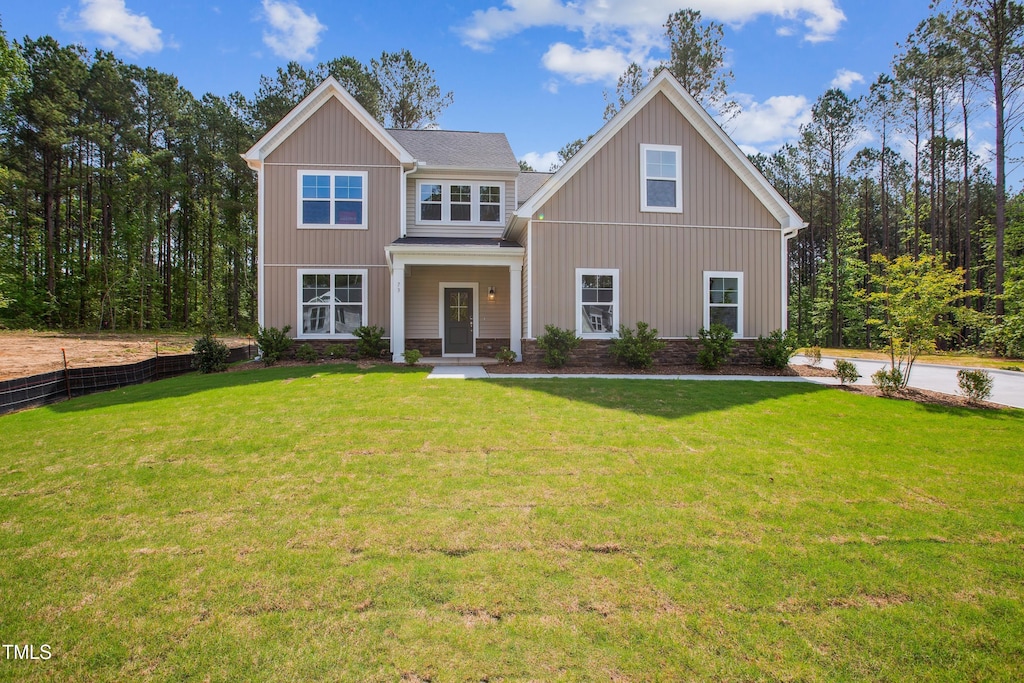 view of front of house featuring a front lawn