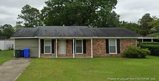 ranch-style house featuring a front lawn