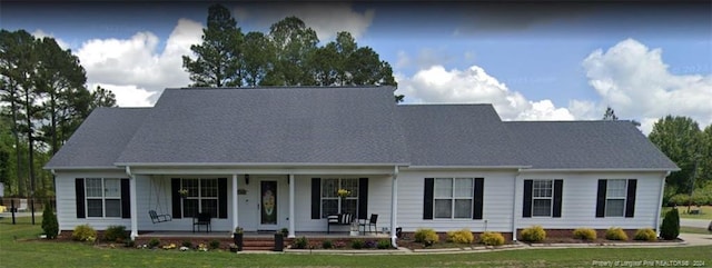 view of front facade featuring a front yard and a porch