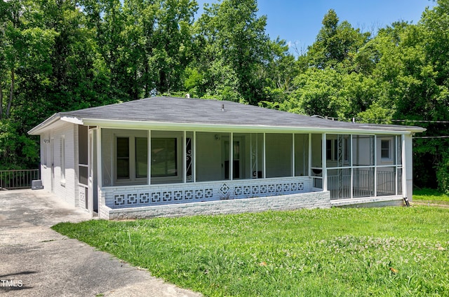 single story home featuring a front yard