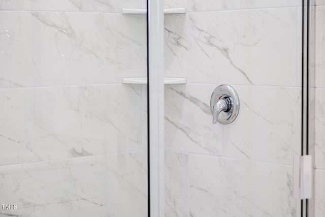 details with a tile shower