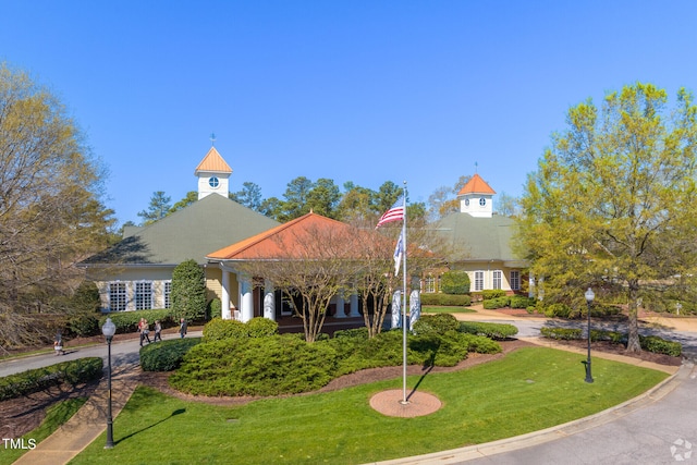 view of front of house featuring a front yard