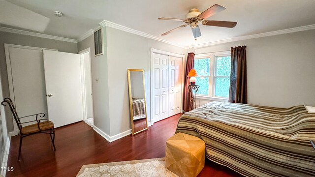 bedroom with wood finished floors, ornamental molding, baseboards, a closet, and ceiling fan