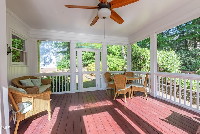 sunroom with ceiling fan