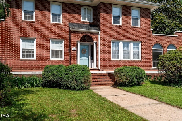 view of front of property featuring a front lawn